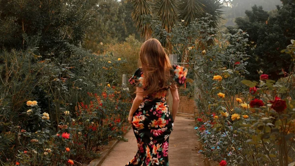 Vrouw bloemen bomen jurk