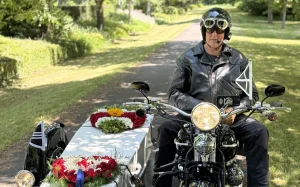 Thumbnail voor De uitvaart van Quin (24): 'Zijn moeder zag eerst ravage van het dodelijke ongeluk en schrok toen ze de motor herkende en later haar zoon'