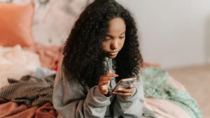 Thumbnail voor Artsen waarschuwen voor nieuwe 'deo-challenge' op social media: 'Kinderen zien niet de lelijke gevolgen'