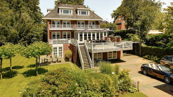 Deze villa heeft alles in overvloed: badkamers, megatuin en zélfs een hockeyveld