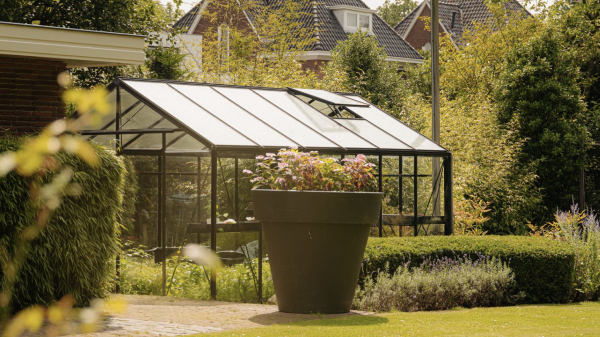 Kas in een tuin 