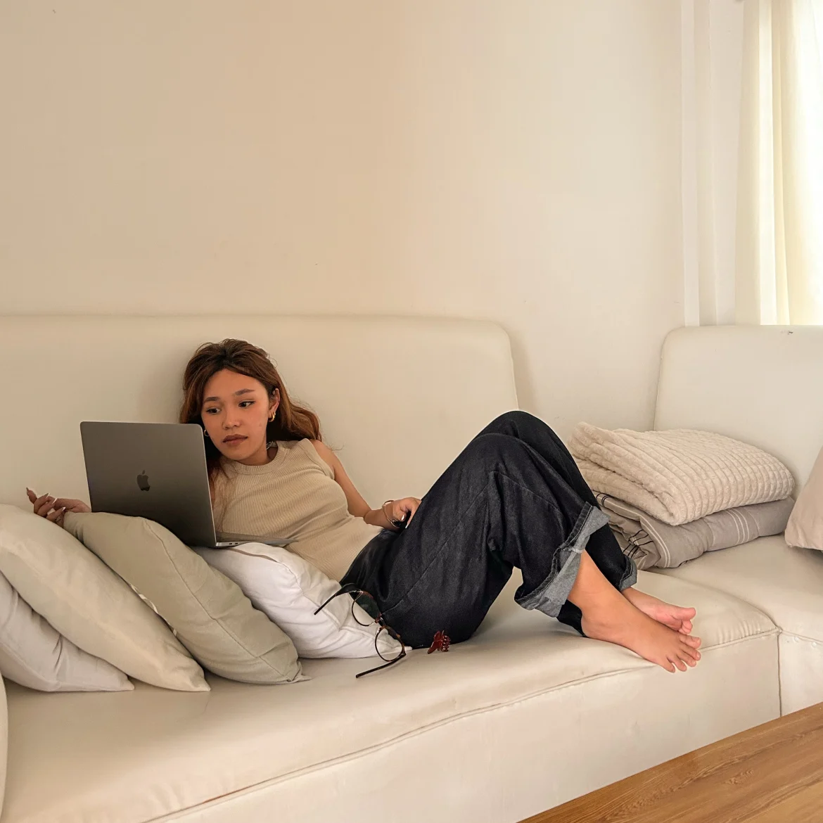 Vrouw op bank met laptop