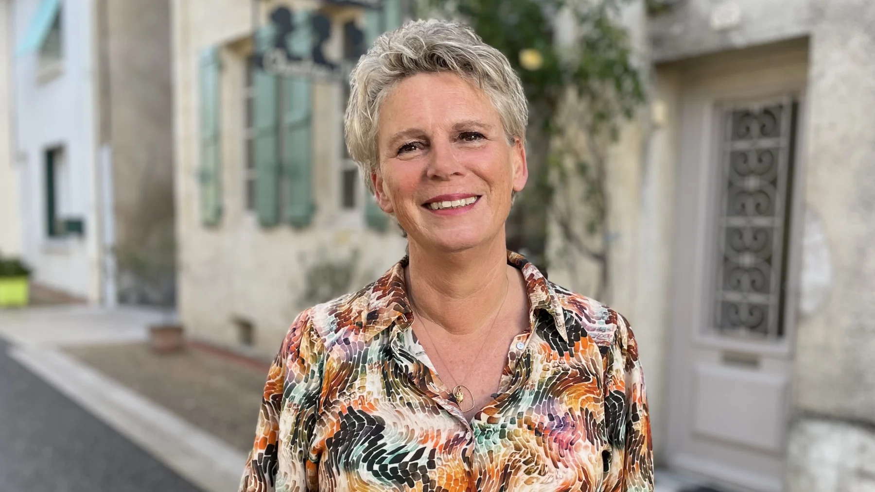 Petri uit B&B Vol Liefde 2023 uit Frankrijk met bloemen blouse aan