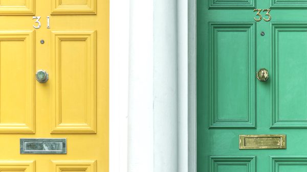 Twee voordeuren naast elkaar van burenruzie