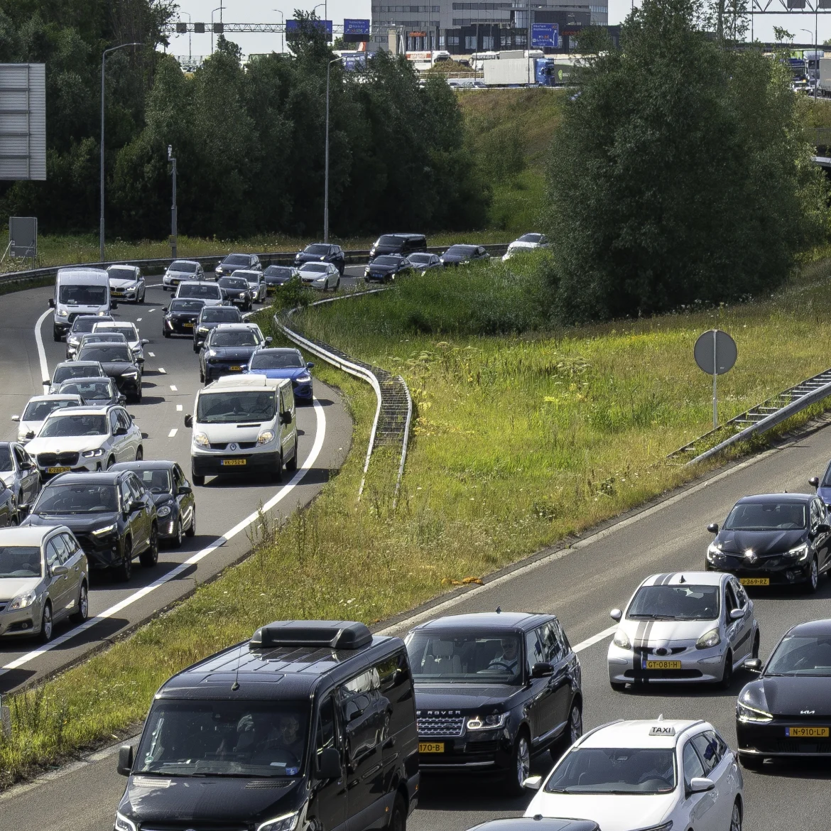 File op de weg - veel auto's | zwarte zaterdag