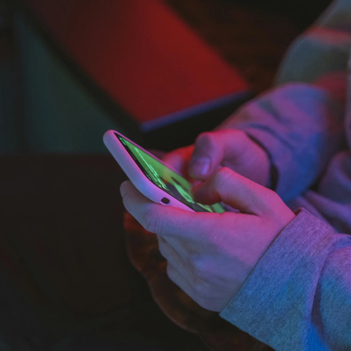 Krokodillentranen? Tiener (17) huilde op TikTok om vermoorde moeder en stiefvader, is nu zelf hoofdverdachte