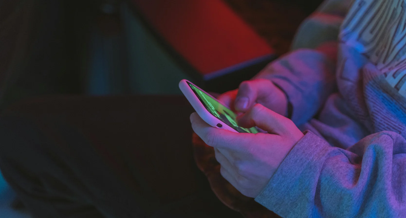 Krokodillentranen? Tiener (17) huilde op TikTok om vermoorde moeder en stiefvader, is nu zelf hoofdverdachte