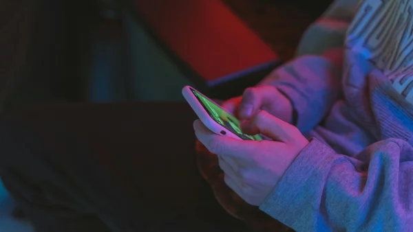 Krokodillentranen? Tiener (17) huilde op TikTok om vermoorde moeder en stiefvader, is nu zelf hoofdverdachte
