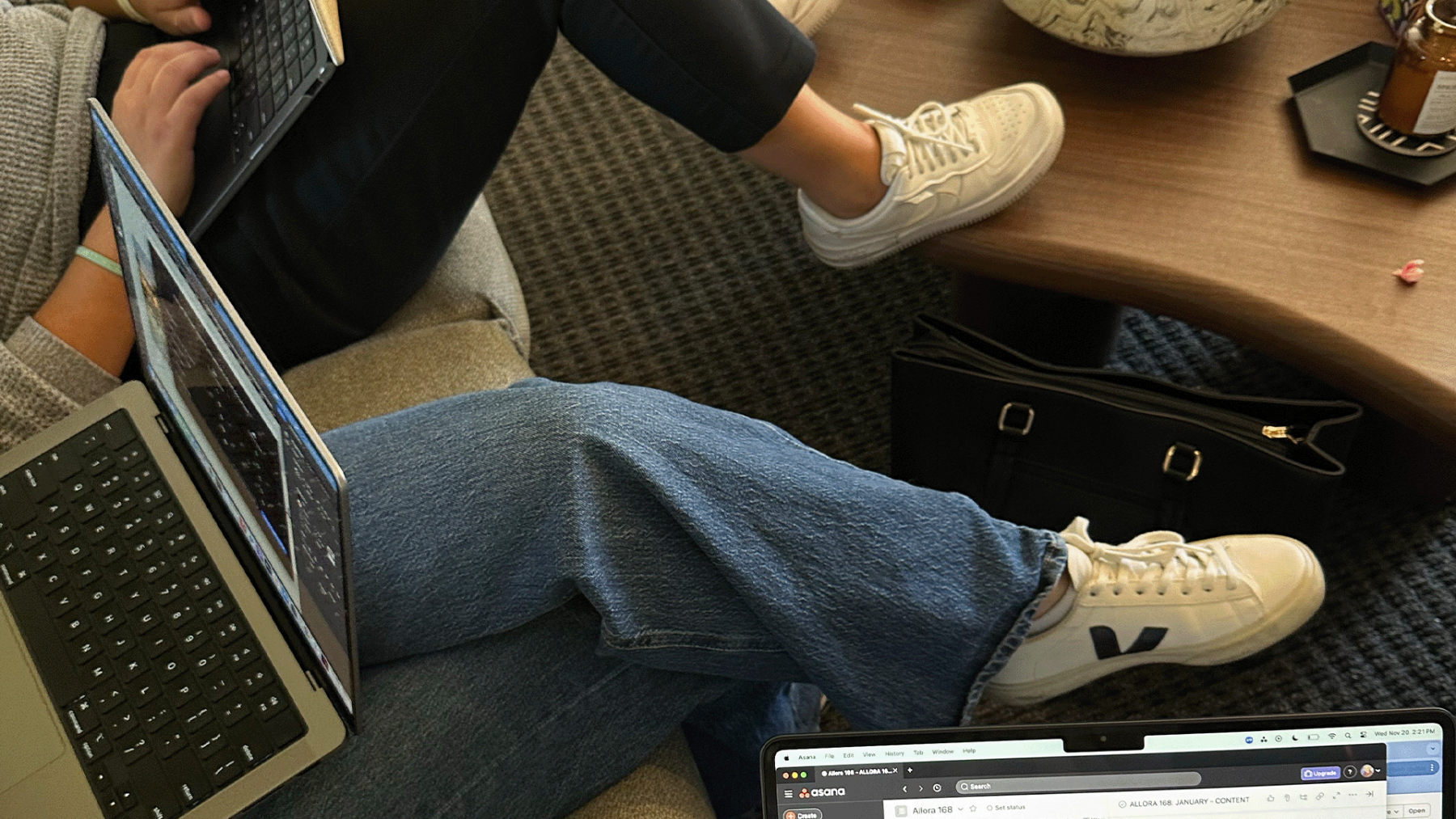 Werknemers op de bank met laptop.