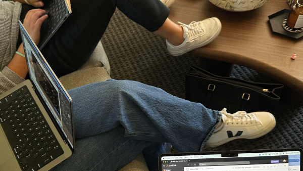 Werknemers op de bank met laptop.