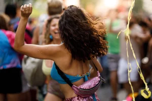Thumbnail voor Dít onverwachte product mag komend festivalseizoen niet ontbreken in je fanny pack – en wel hierom