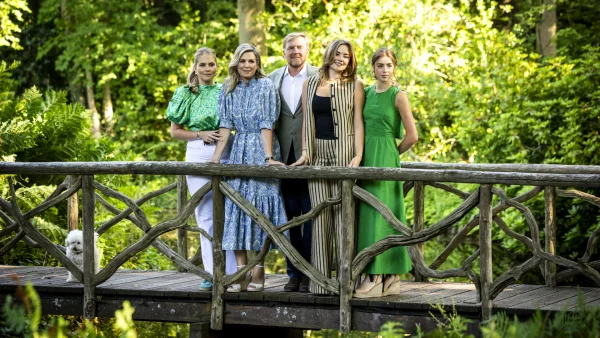 Opvallende tekst gespot op telefoonhoesje prinses Alexia tijdens Graduation Ceremony