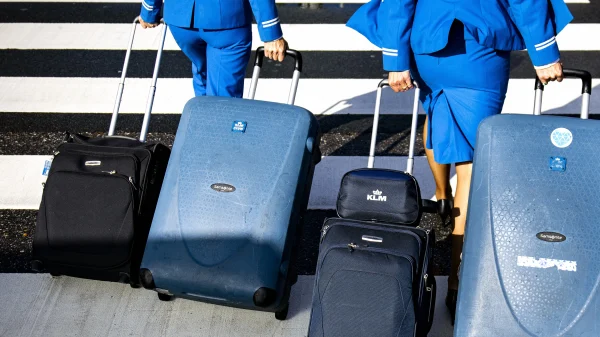 Koffers en handbagage van KLM personeel