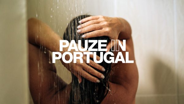 vrouw met donkere haren onder de douche