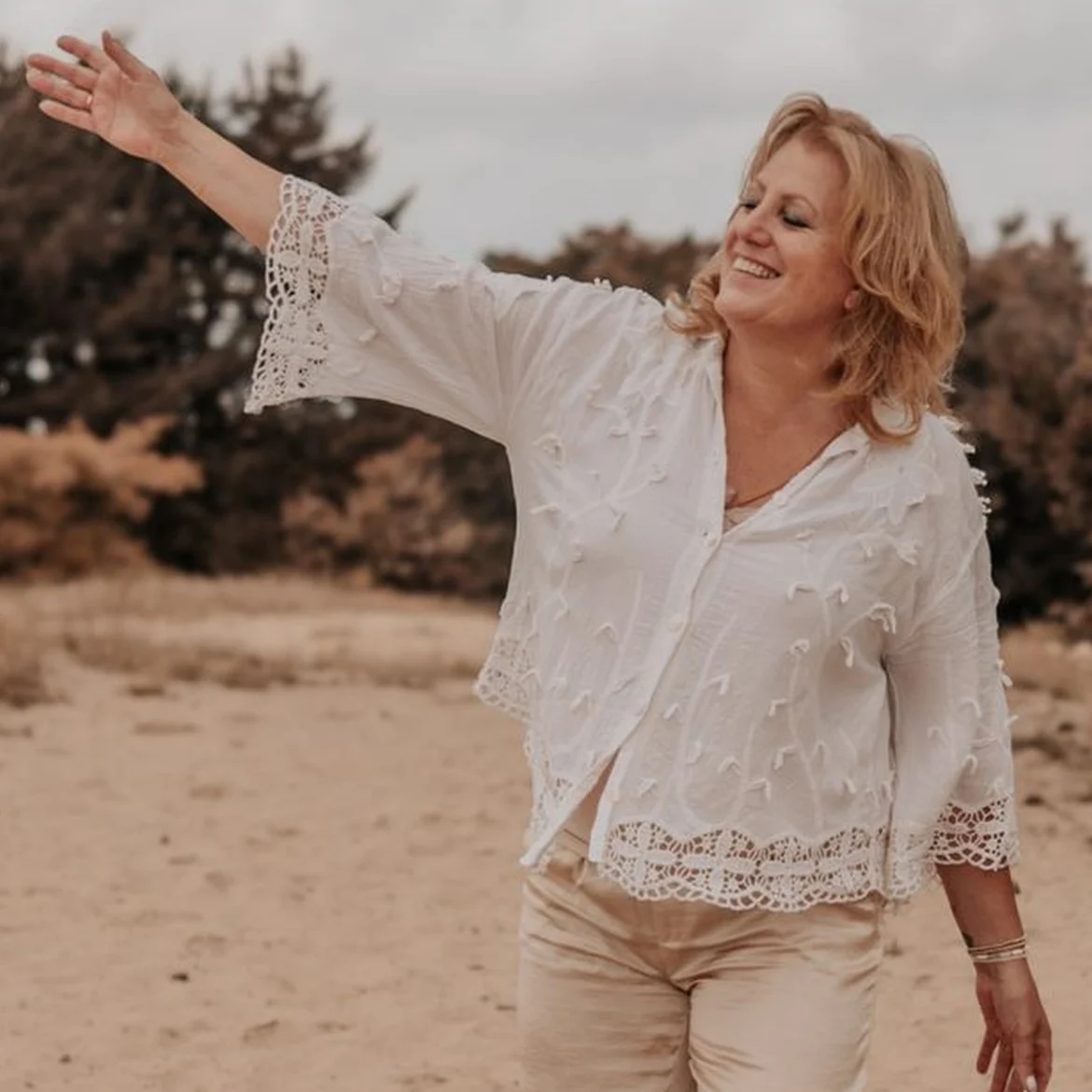 Claudia uit B&B Vol Liefde voor Walter uit Spanje in het zand
