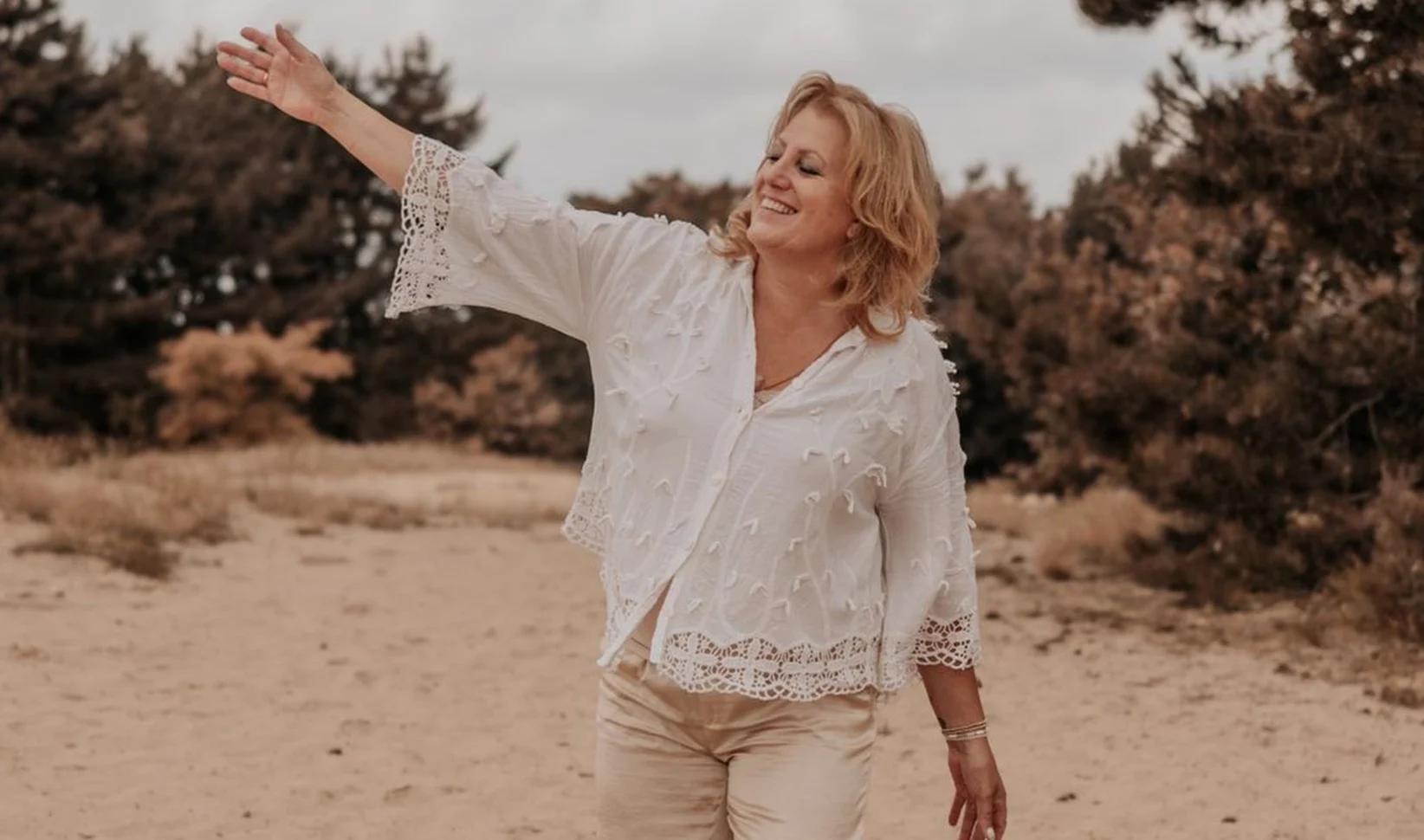 Claudia uit B&B Vol Liefde voor Walter uit Spanje in het zand