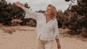Thumbnail voor Claudia uit 'B&B Vol Liefde' vond de liefde niet in Walter, maar wel vriendschap: 'Ik spreek Ingrid meer dan Anne'