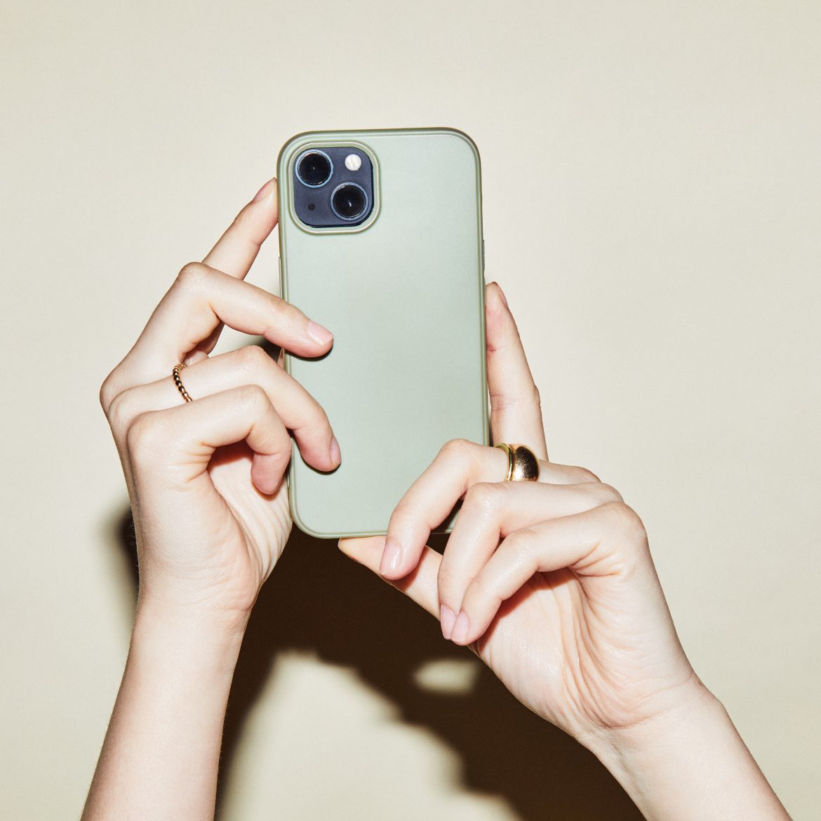 Handen houden een telefoon met groen hoesje vast (c)Ruud Janssen