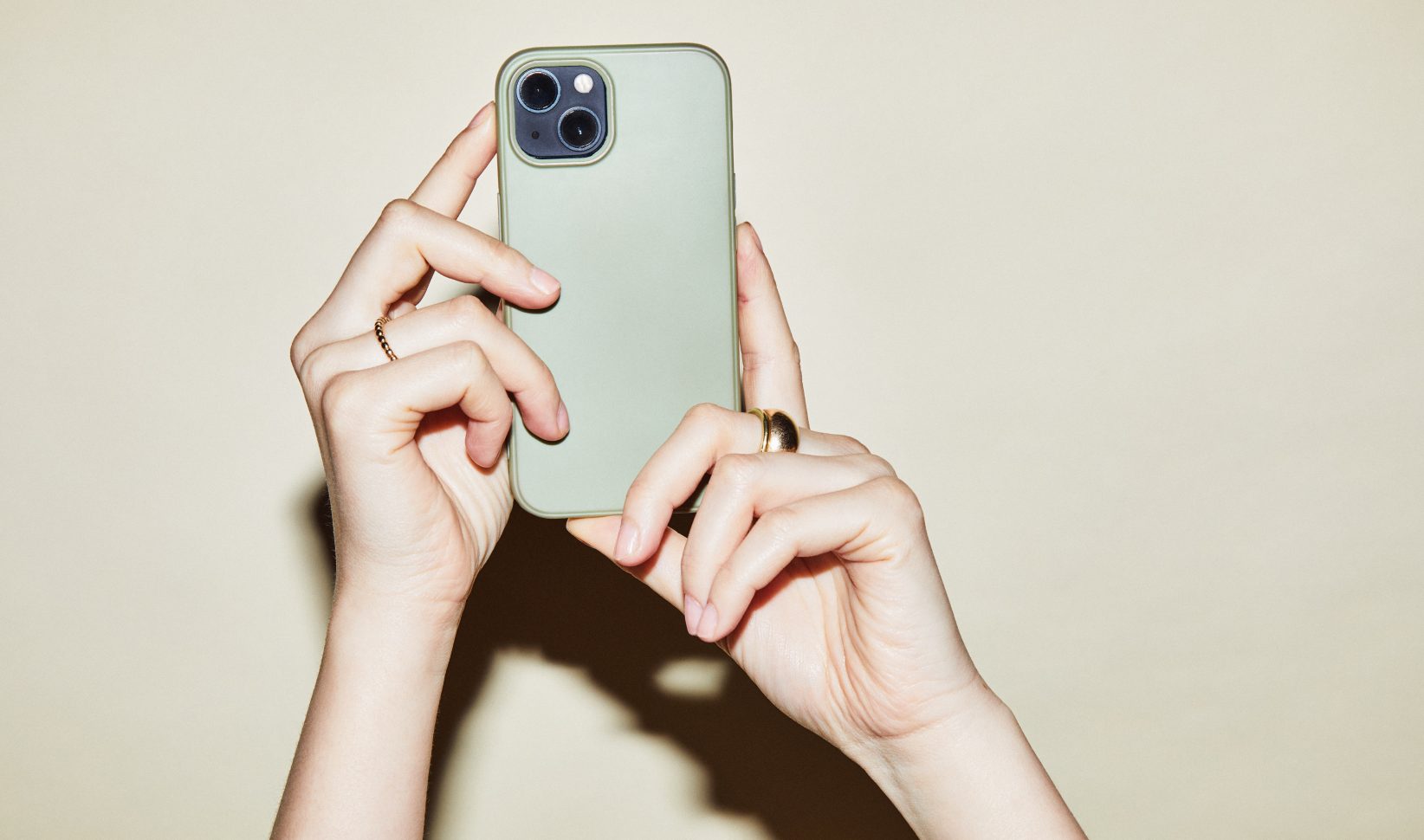 Handen houden een telefoon met groen hoesje vast (c)Ruud Janssen