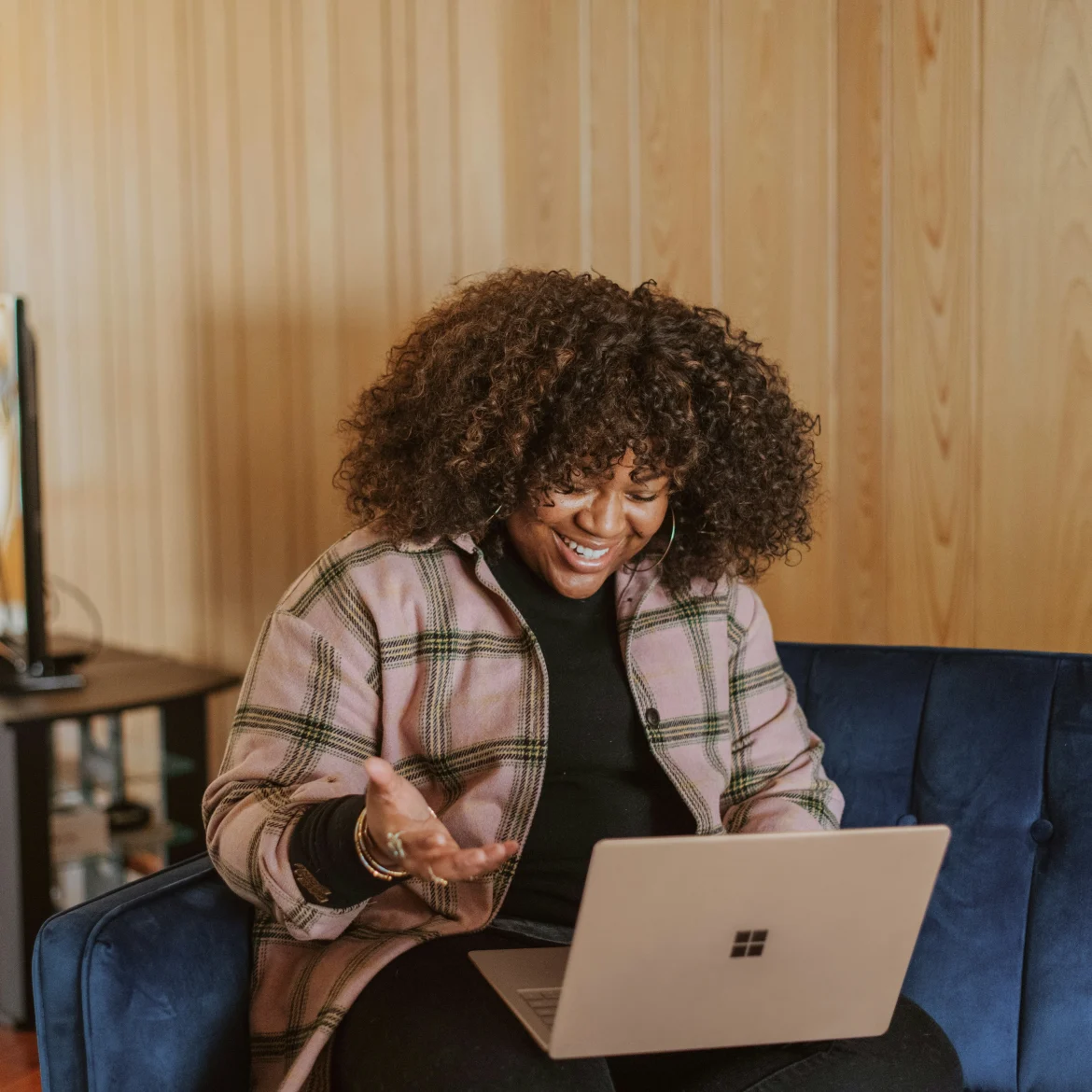 Vrouw achter laptop versturen bestanden via WeTransfer voorwaarden AI modellen bezwaar