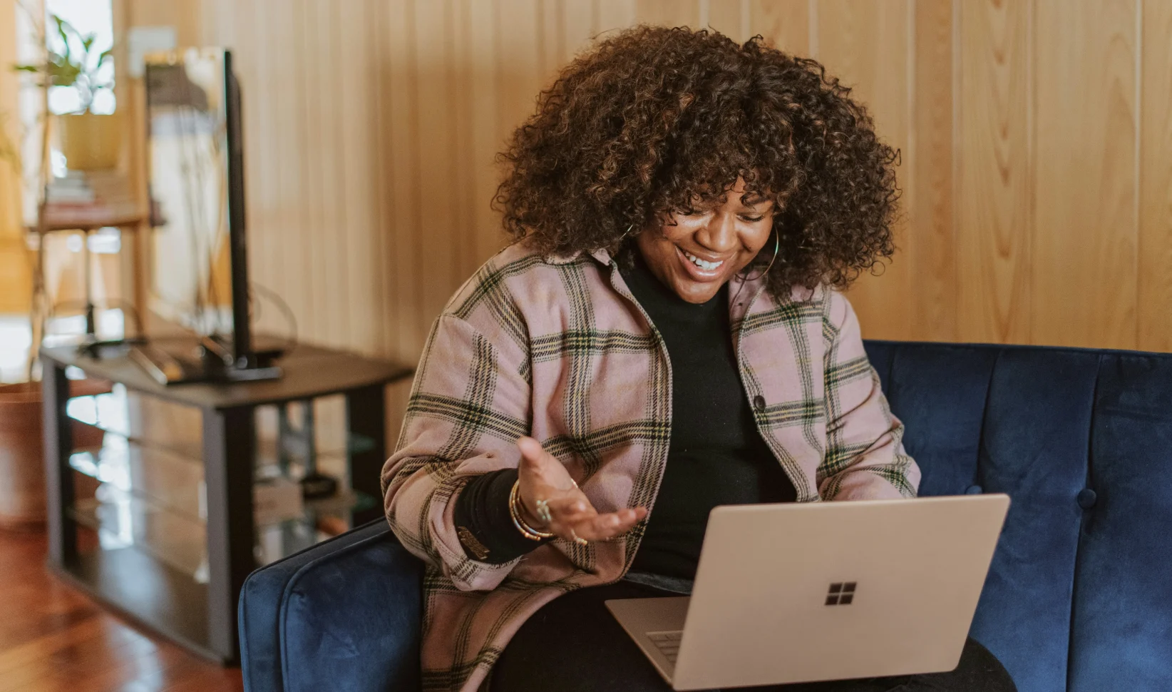 Vrouw achter laptop versturen bestanden via WeTransfer voorwaarden AI modellen bezwaar
