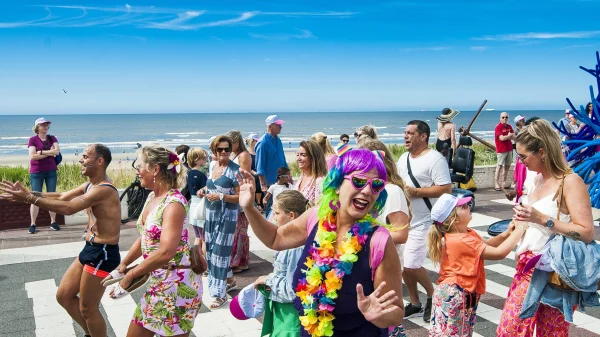 Mensen tijdens Pride at the Beach in Zandvoort 
