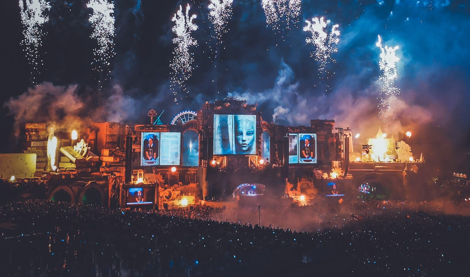 hoofdpodium tomorrowland in brand