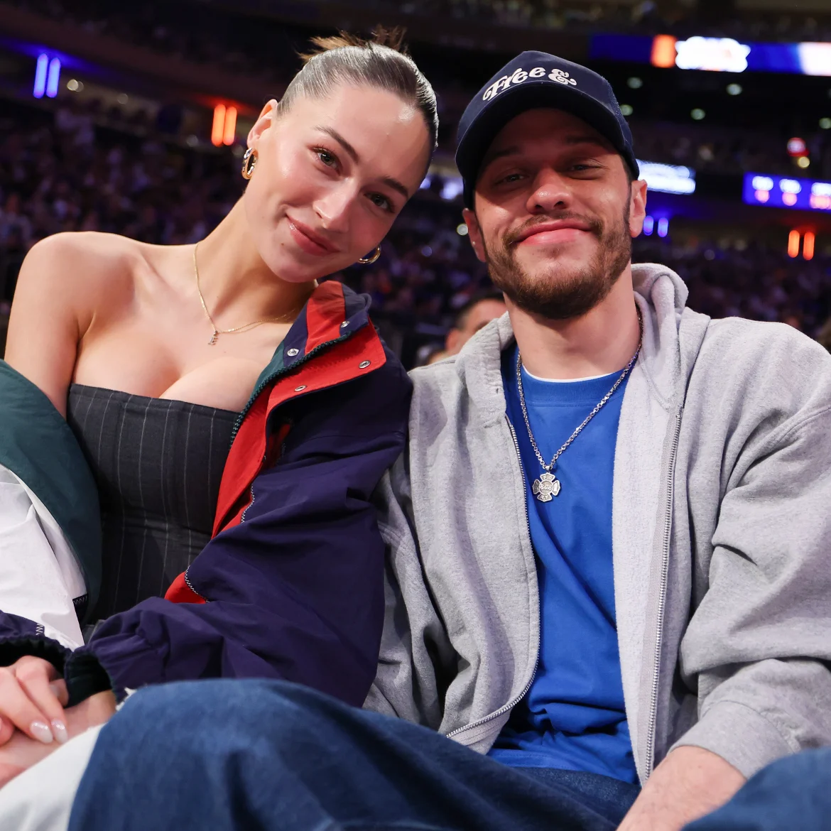 Pete Davidson en Elsie Hewitt bij basketbalwedstrijd