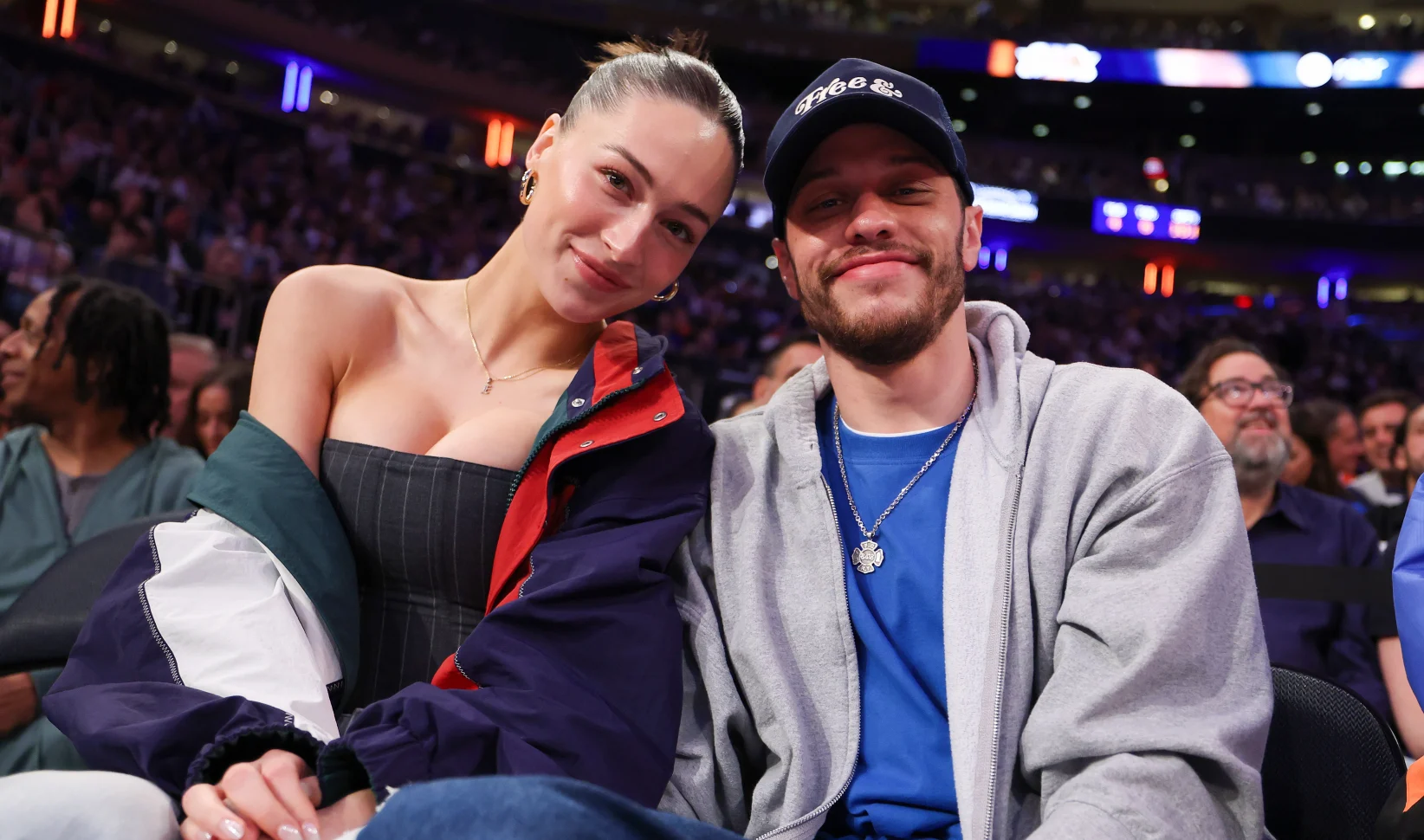 Pete Davidson en Elsie Hewitt bij basketbalwedstrijd