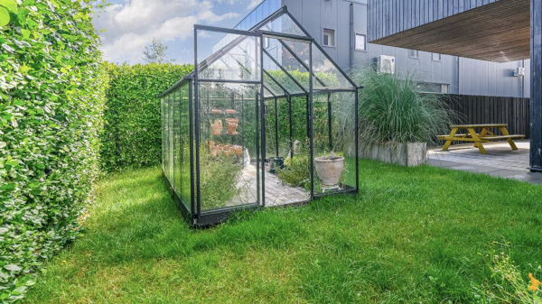 Kas in een tuin 