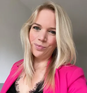 Thumbnail voor Lolkje werd in haar gezicht gebeten door haar hond: 'Bij thuiskomst was z'n mand leeg'