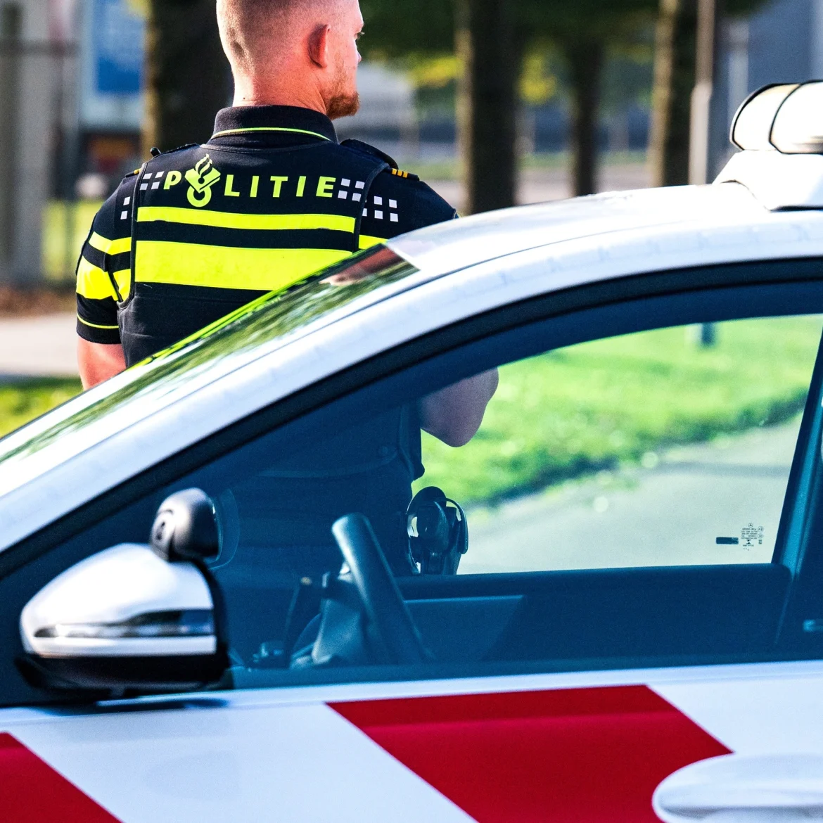 politie agent bij auto | echtpaar botsingen
