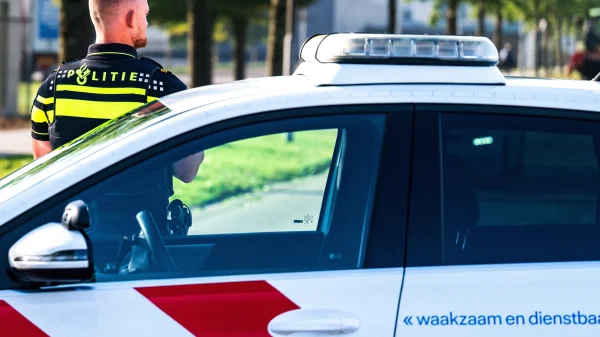 politie agent bij auto | echtpaar botsingen