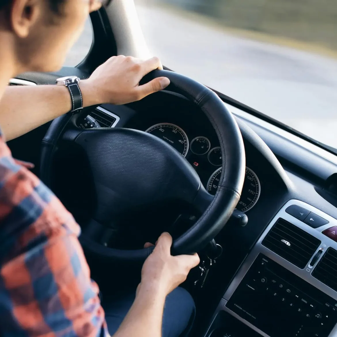 Vader vergeet kindje (1) naar crèche te brengen, blijft achter in auto