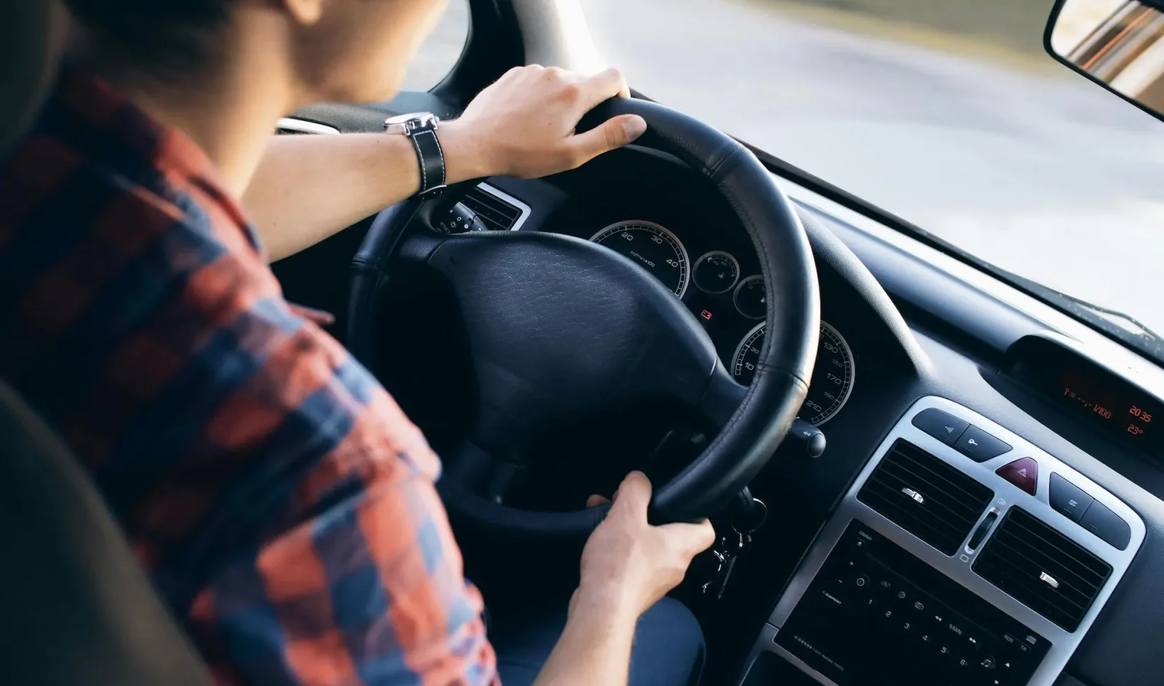 Vader vergeet kindje (1) naar crèche te brengen, blijft achter in auto