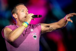 Thumbnail voor Nieuwe video Coldplay-affaire gelekt: stel zoent innig tijdens ‘Yellow’
