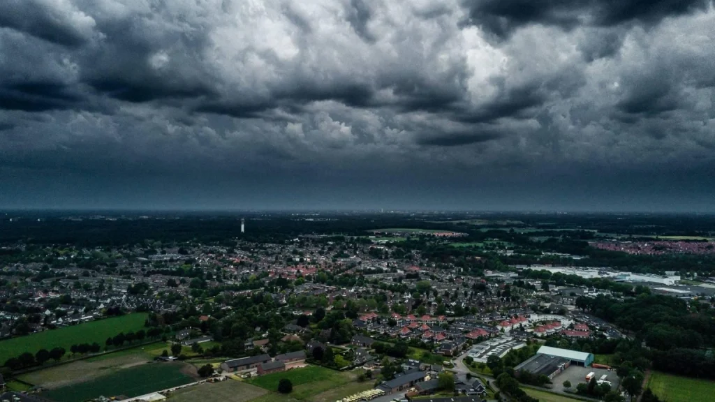 Onweersbuien op komst: het KNMI heeft de onweerswaarschuwing voor zondagmiddag en -avond uitgebreid naar het hele land. In alle provincies geldt code geel.