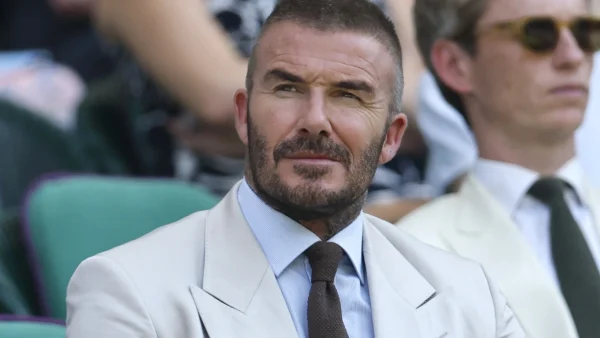 Paniek bij de Beckhams: ook bij celebs gaat er weleens wat mis. Je zou denken dat er altijd een persoonlijke kapper in de buurt is, maar David Beckham knipt zijn haar gewoon zelf.