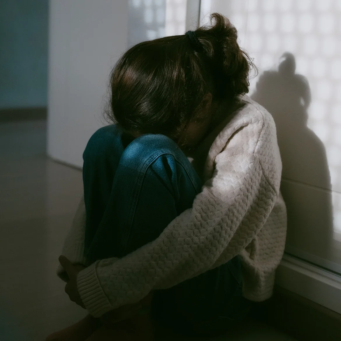 Jong meisje dat lijdt onder misbruik door haar ouders