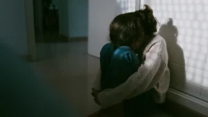 Thumbnail voor Sacha (26) ontvluchtte misbruik door ouders: 'Ik werd verhandeld, soms zag ik 10 mannen in 1 weekend'