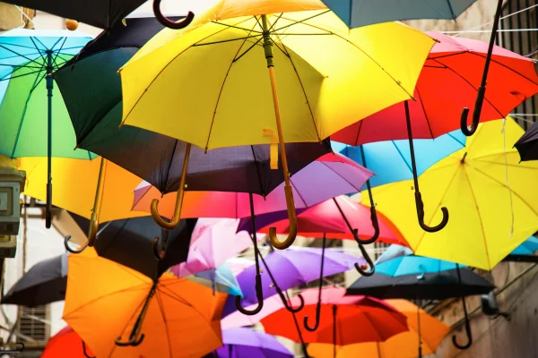 gekleurde paraplu's | zomerweer