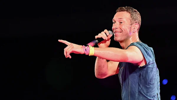 Coldplay waarschuwt publiek voor kiss cam na affaire topman
