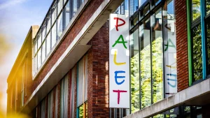 Thumbnail voor Neergestoken docent Alblasserdam mag ziekenhuis verlaten: 'Familie is blij en opgelucht'