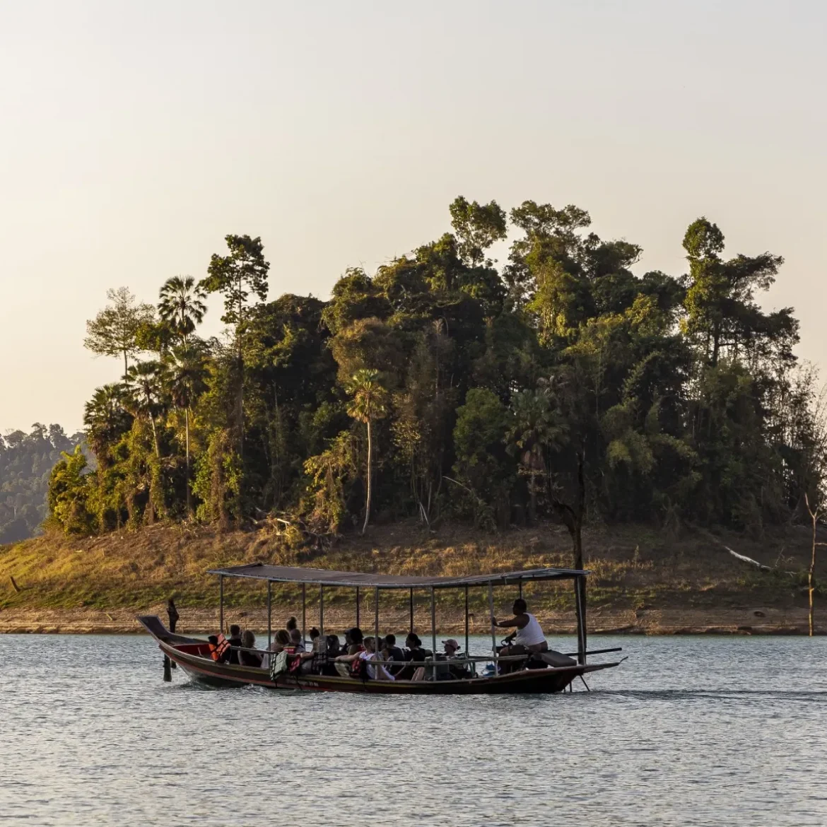 toeristen op een boot in Thailand