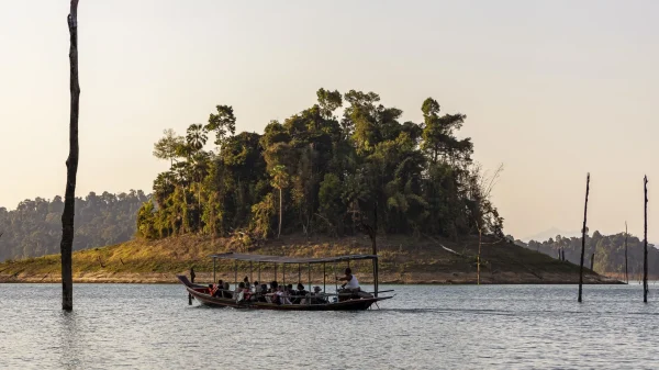 toeristen op een boot in Thailand