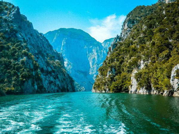 Komani Meer in het noorden van Albanie, Thailand Van Europe