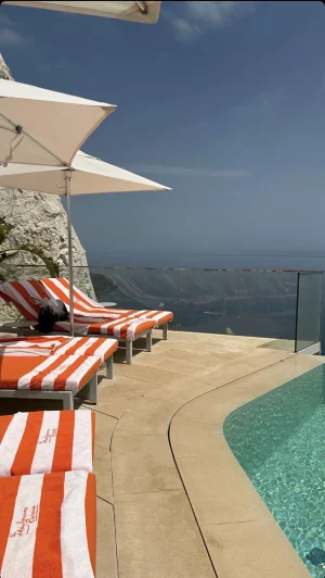 Thumbnail voor Britse toerist (19) valt van hotelbalkon op Ibiza, hij is de derde in drie maanden tijd