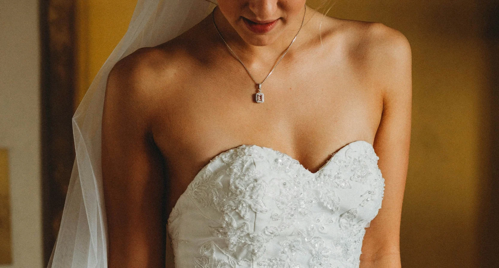 vrouw in witte strapless bruidsjurk