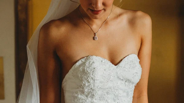 vrouw in witte strapless bruidsjurk