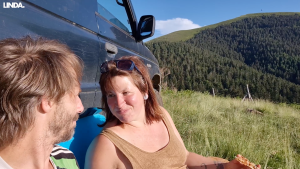 Thumbnail voor Van het allerfijnste moment van het jaar tot ziek zijn van een tekenbeet: bekijk hier de vijfde vlog van Judith en Bart